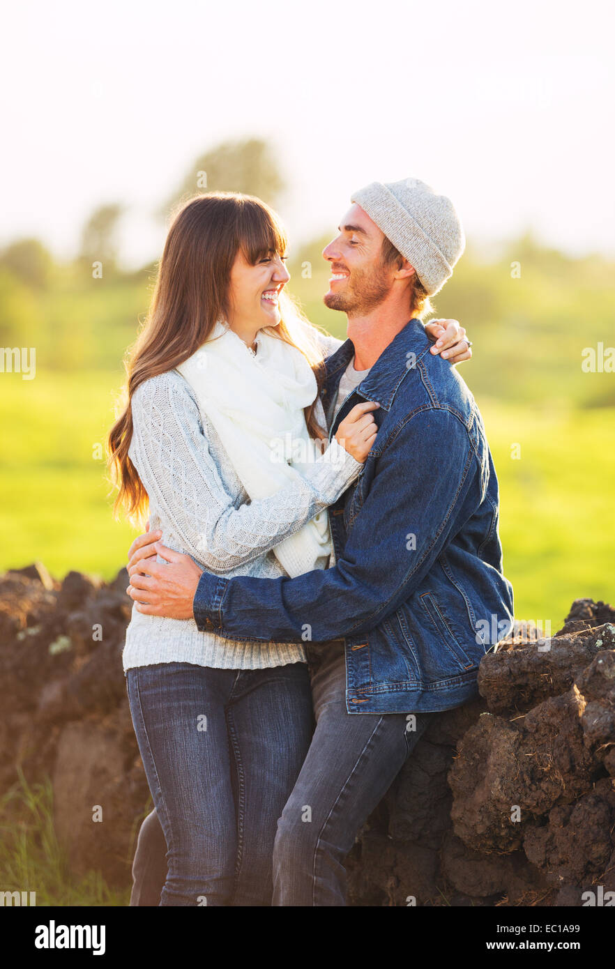 Jeune couple romantique dans l'amour en plein air Banque D'Images