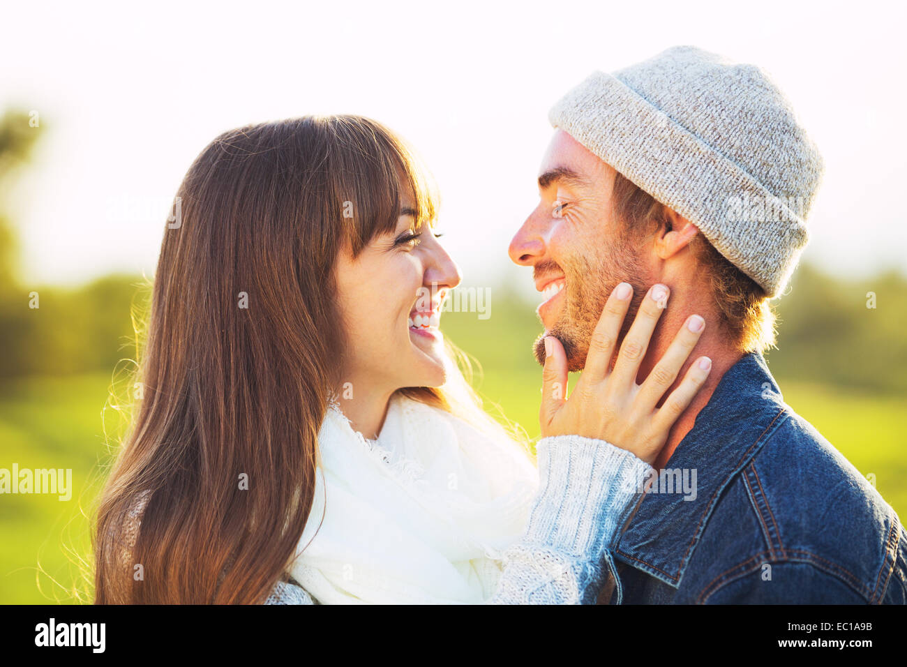 Jeune couple romantique dans l'amour en plein air Banque D'Images