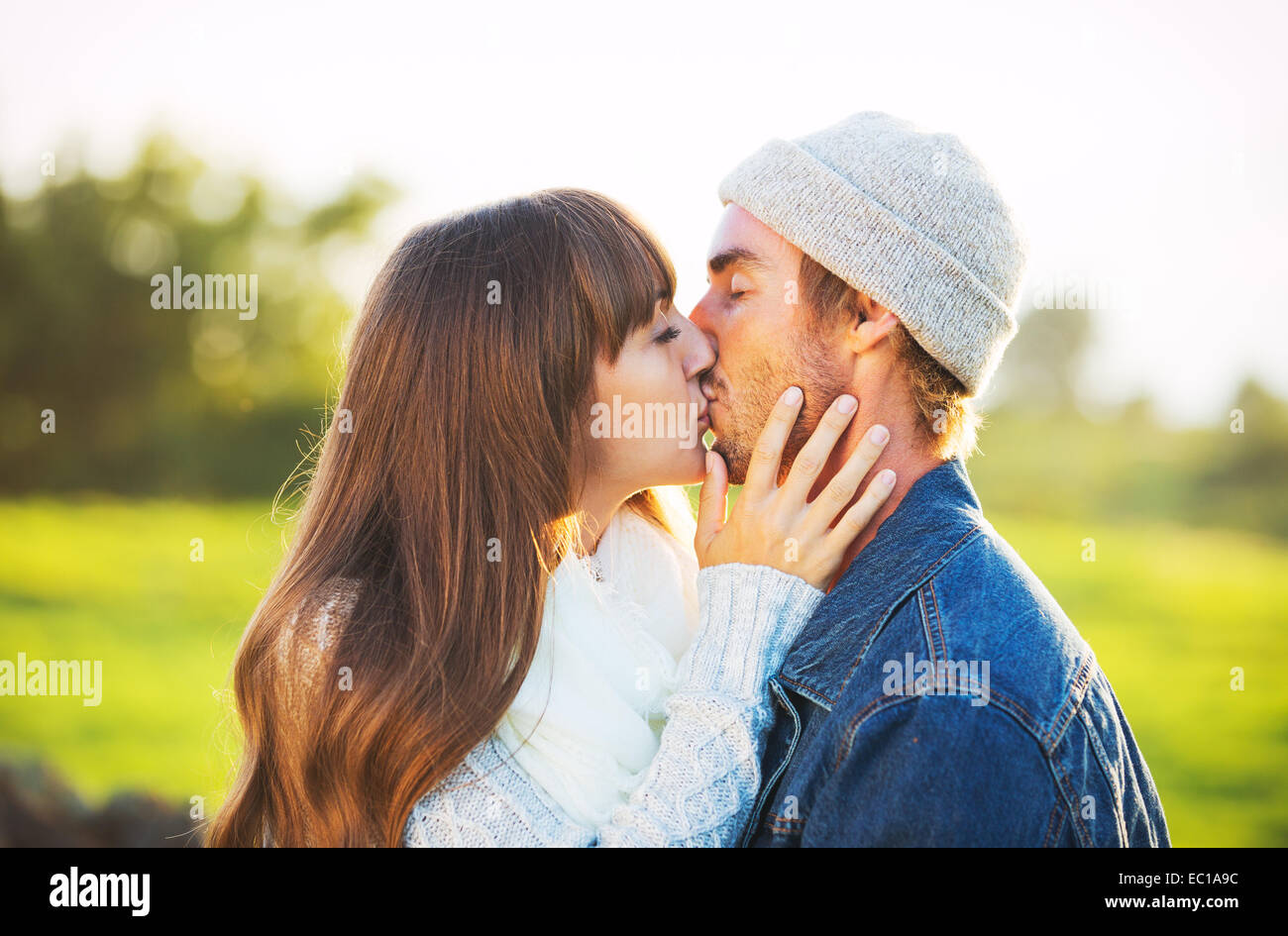 Jeune couple romantique dans l'amour en plein air Banque D'Images