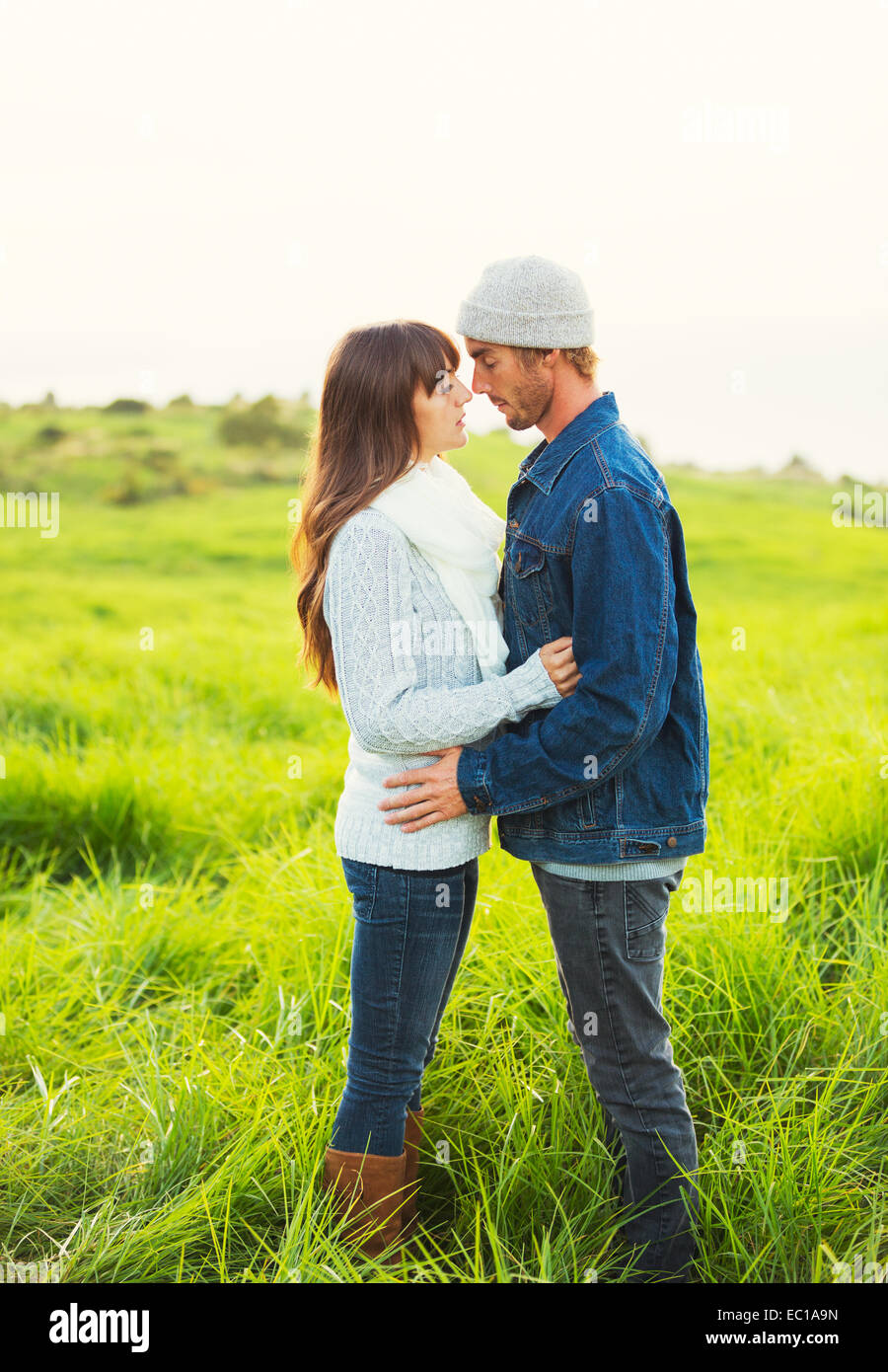 Jeune couple romantique dans l'amour en plein air Banque D'Images