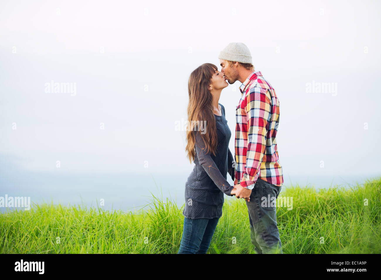 Jeune couple romantique dans l'amour en plein air Banque D'Images