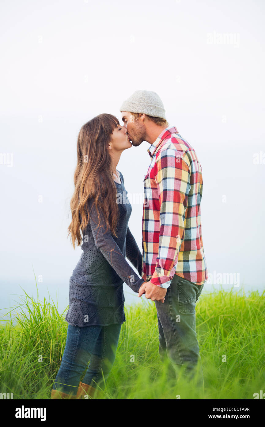 Jeune couple romantique dans l'amour en plein air Banque D'Images