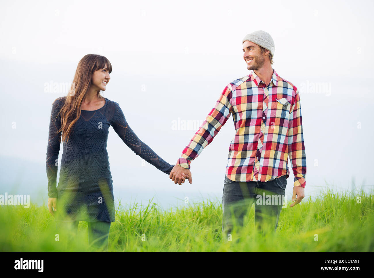 Jeune couple romantique dans l'amour en plein air Banque D'Images