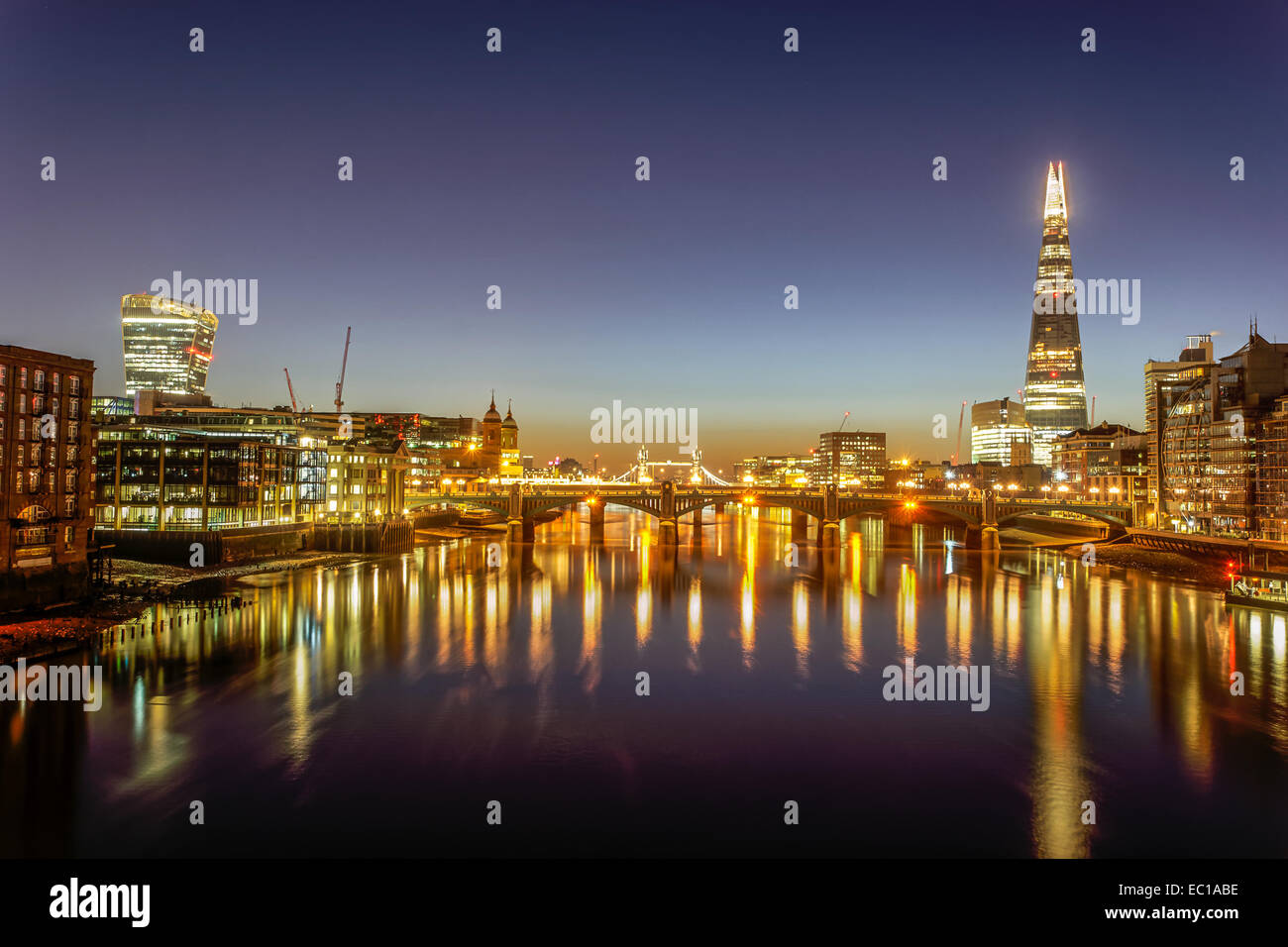 Vue de nuit millennium bridge sur la Tamise à Londres Banque D'Images