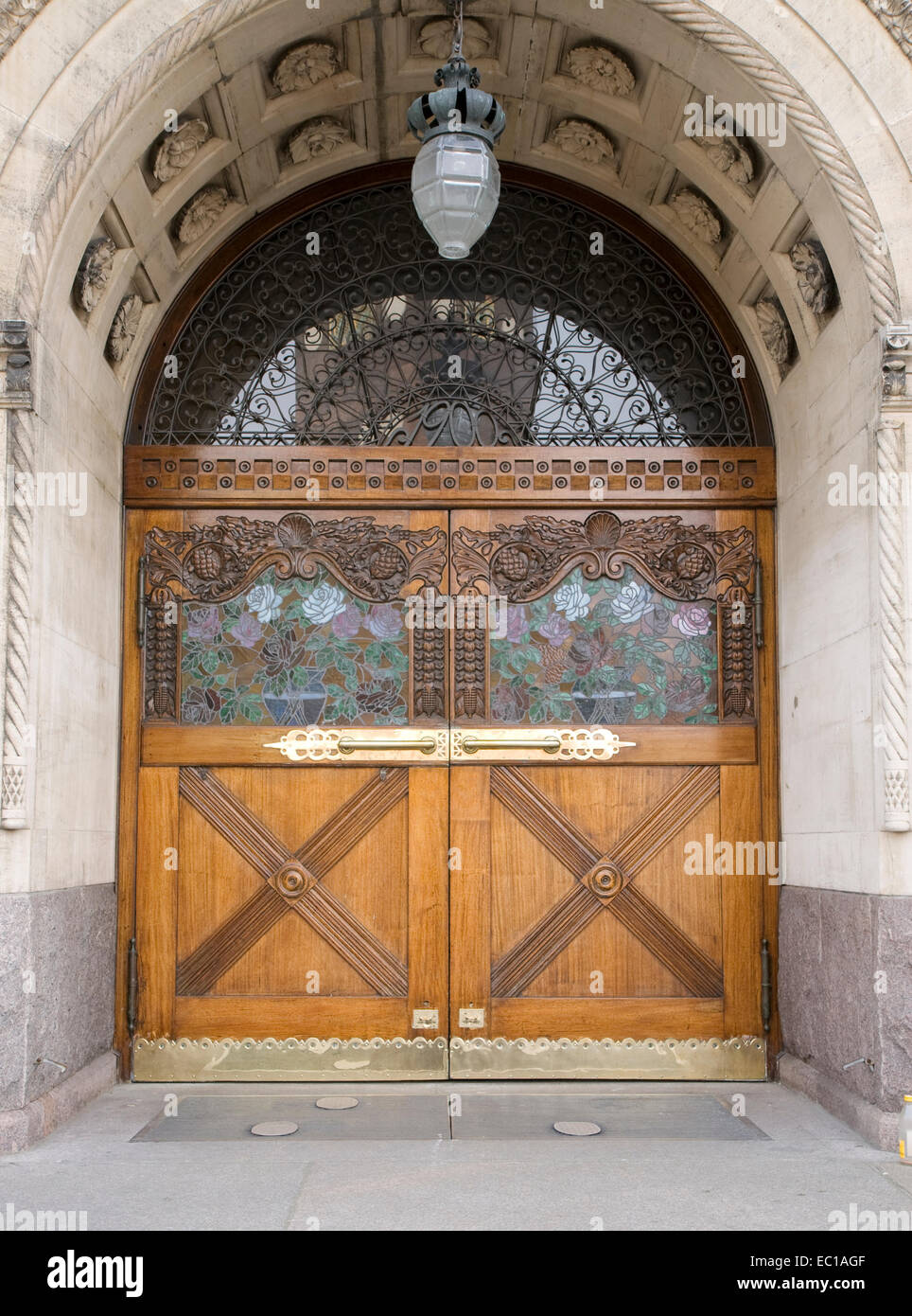 Bois avec porte en verre au plomb, carwing et treillis en fer forgé. Du centre d'Aarhus, Danemark Banque D'Images