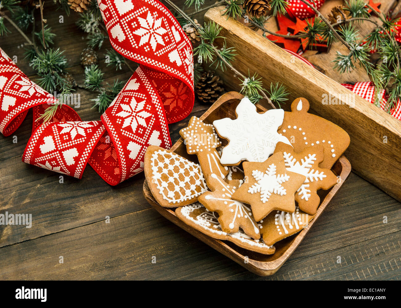 Décoration de Noël et de gingerbread cookies. retro toned photo Banque D'Images
