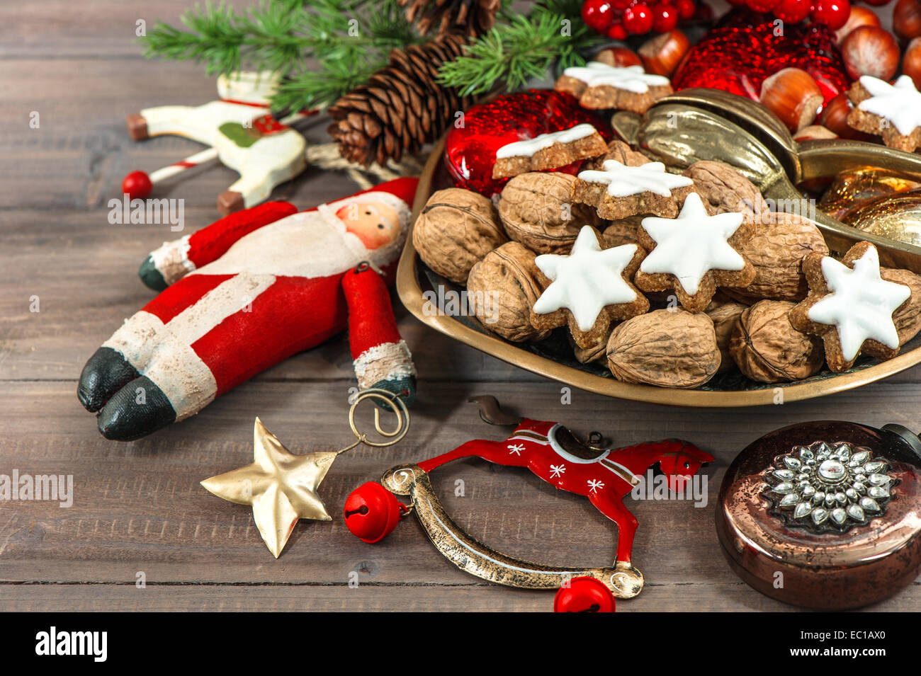 Les biscuits de Noël et des décorations de fête d'époque. La cuisine de saison Banque D'Images