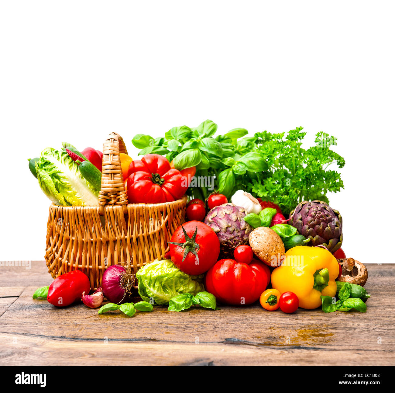 Des légumes frais et des herbes dans le panier d'ingrédients alimentaires brutes. Banque D'Images