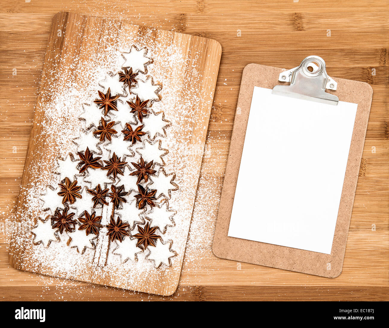 Cannelle Biscuit de Noël étoiles et d'affichage sur fond de bois Banque D'Images