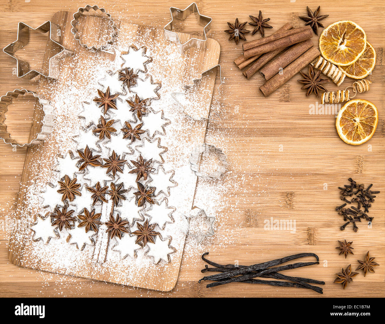 Biscuit de Noël étoiles cannelle et d'épices sur fond de bois. les gousses de vanille, girofle, l'anis étoilé et la cannelle Banque D'Images