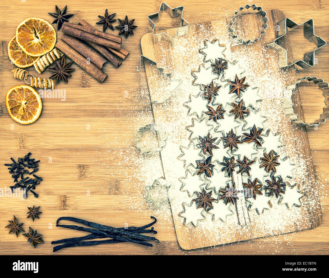 Biscuit de Noël étoiles cannelle et d'épices sur fond de bois. les gousses de vanille, girofle, l'anis étoilé et la cannelle. vintage style à Banque D'Images