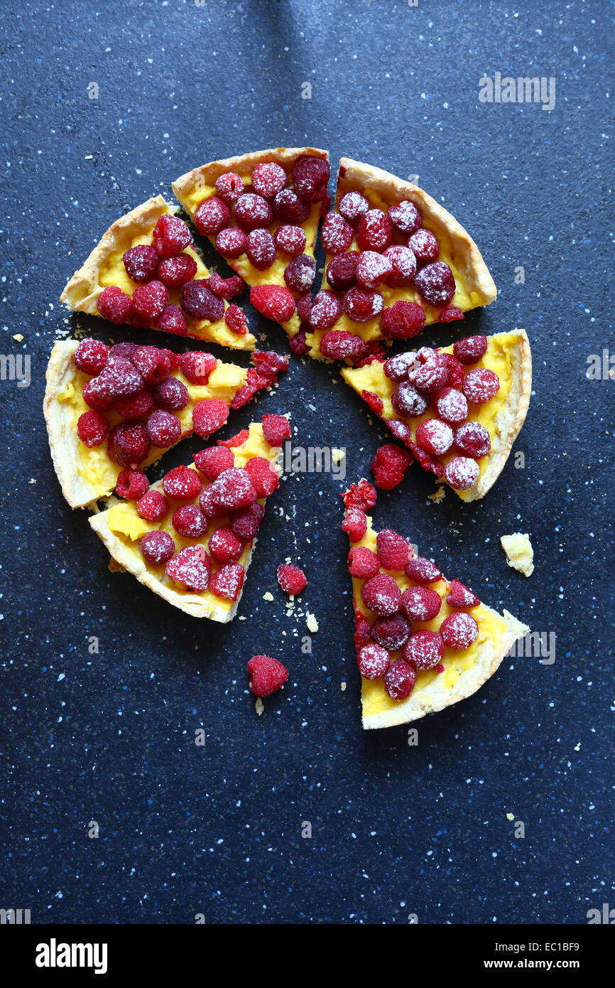 Tranches de gâteau avec des framboises sur fond ardoise, aliment sucré Banque D'Images