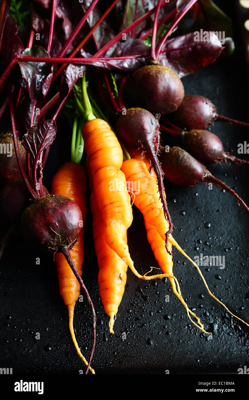 Des carottes crues avec les betteraves, l'alimentation saine Banque D'Images