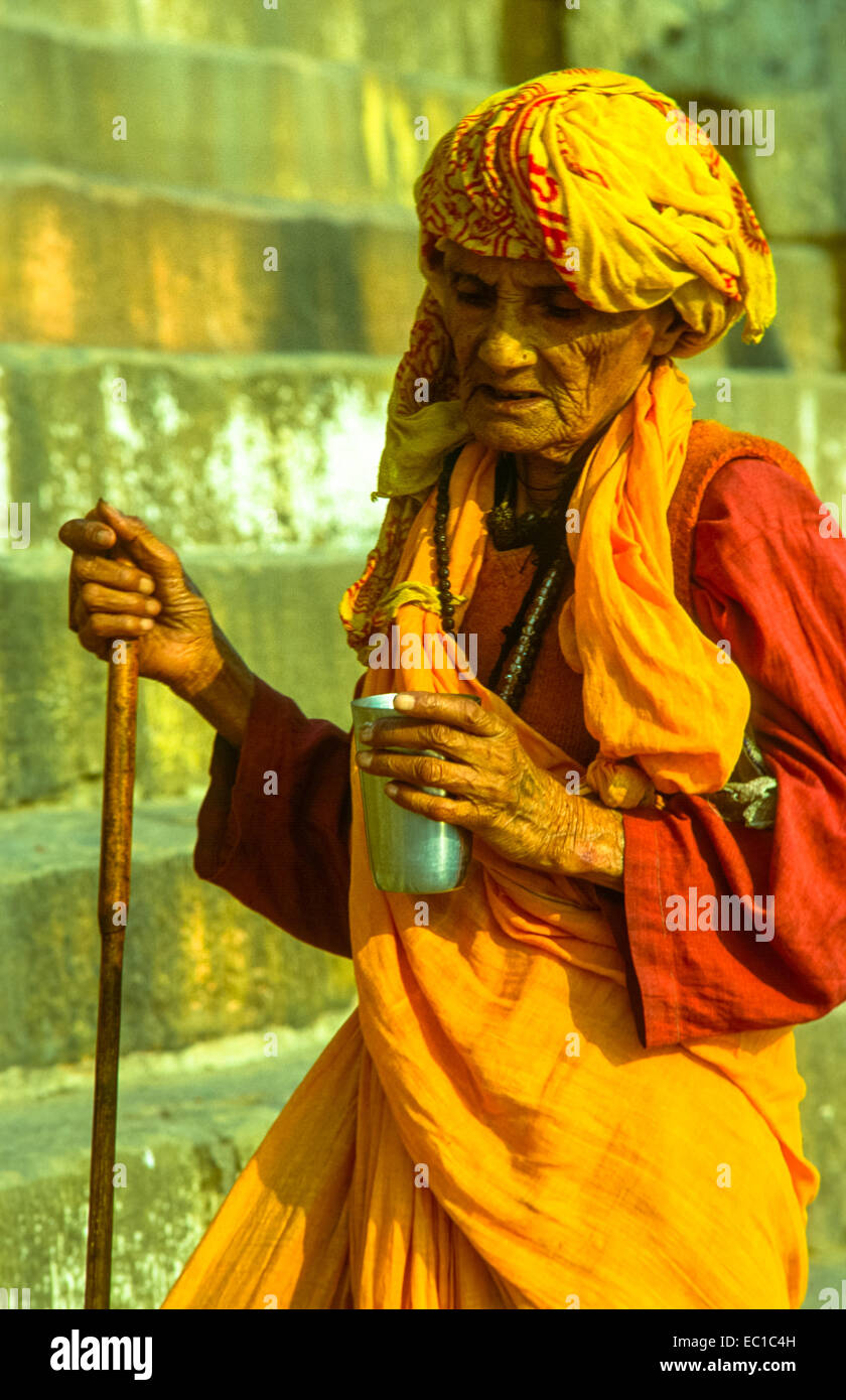 Portrait vieille femme en sari à Varanasi en Inde Banque D'Images
