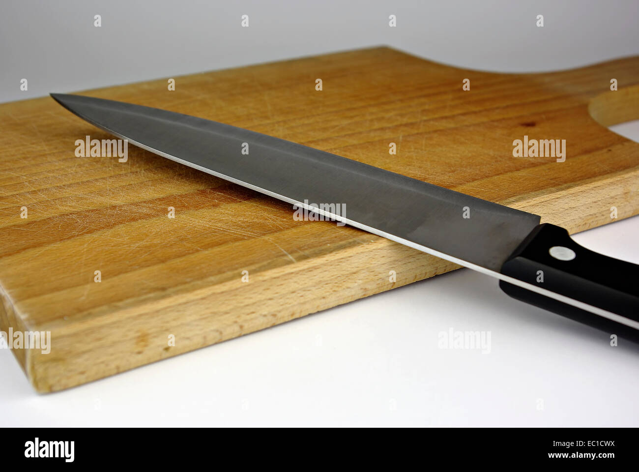 Planche à découper en bois et un couteau propre et prêt pour préparer vos repas. Banque D'Images