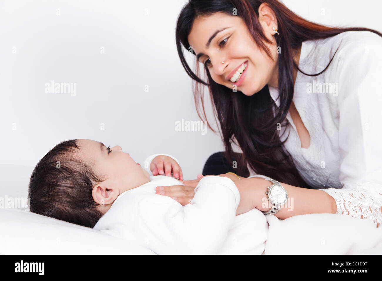 Mère indienne s'occuper de son bébé Banque D'Images