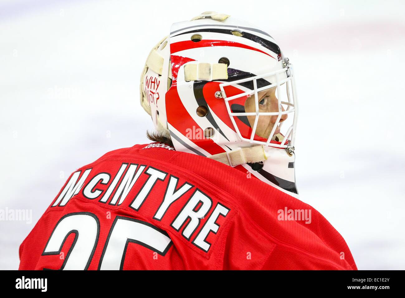 Raleigh, Caroline du Nord, USA. 9Th Jul 2014. Le gardien des Hurricanes de la Caroline Drew MCINTYRE (35) au cours de la LNH, match entre les Capitals de Washington et les Hurricanes de la Caroline au PNC Arena. Les Capitals de Washington a défait les Hurricanes de la Caroline 2-1. © Andy Martin Jr./ZUMA/Alamy Fil Live News Banque D'Images