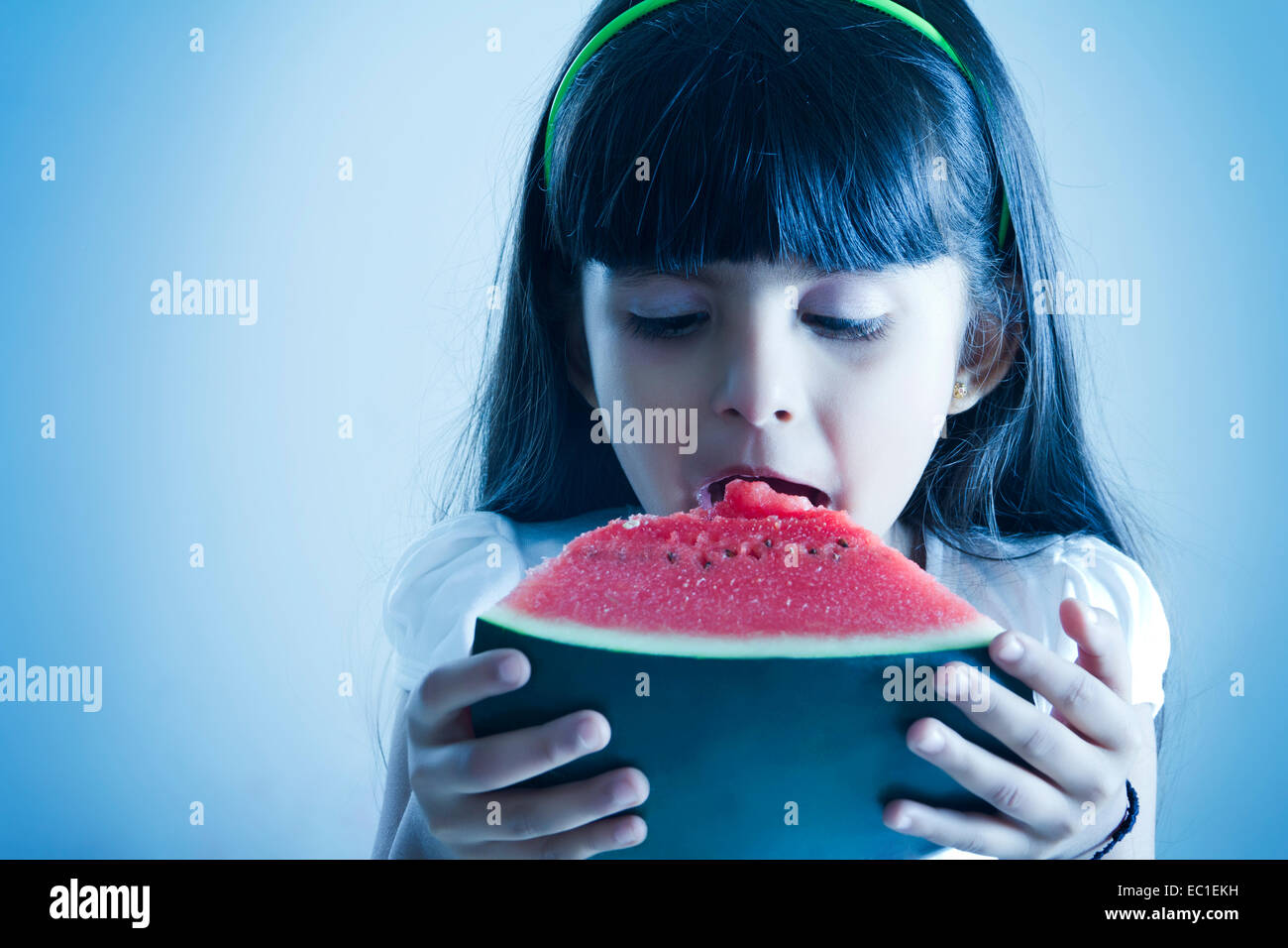 Belle indienne enfant manger Melon d'eau Banque D'Images