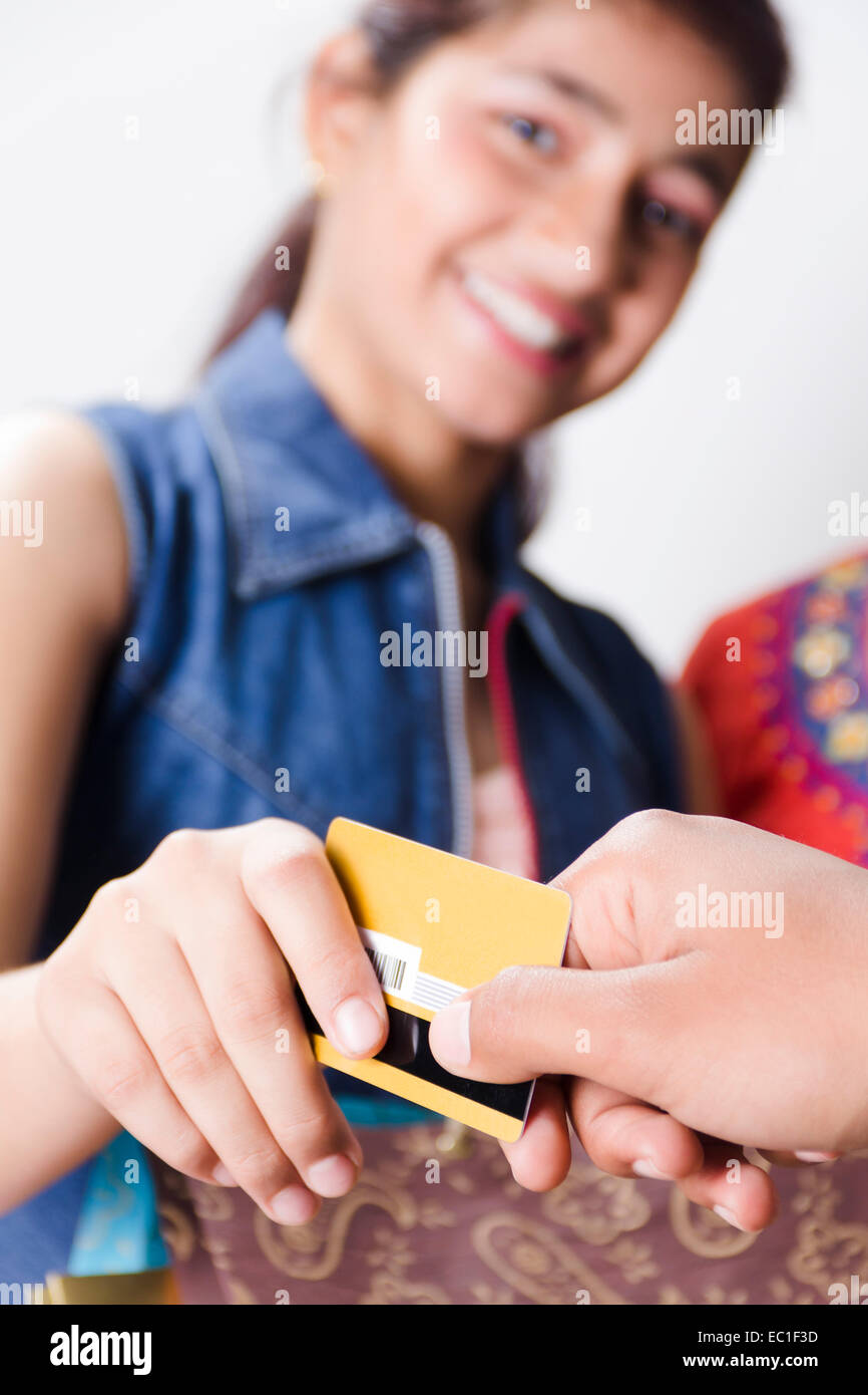 Mère et fille indienne shopping paiement carte de crédit Banque D'Images