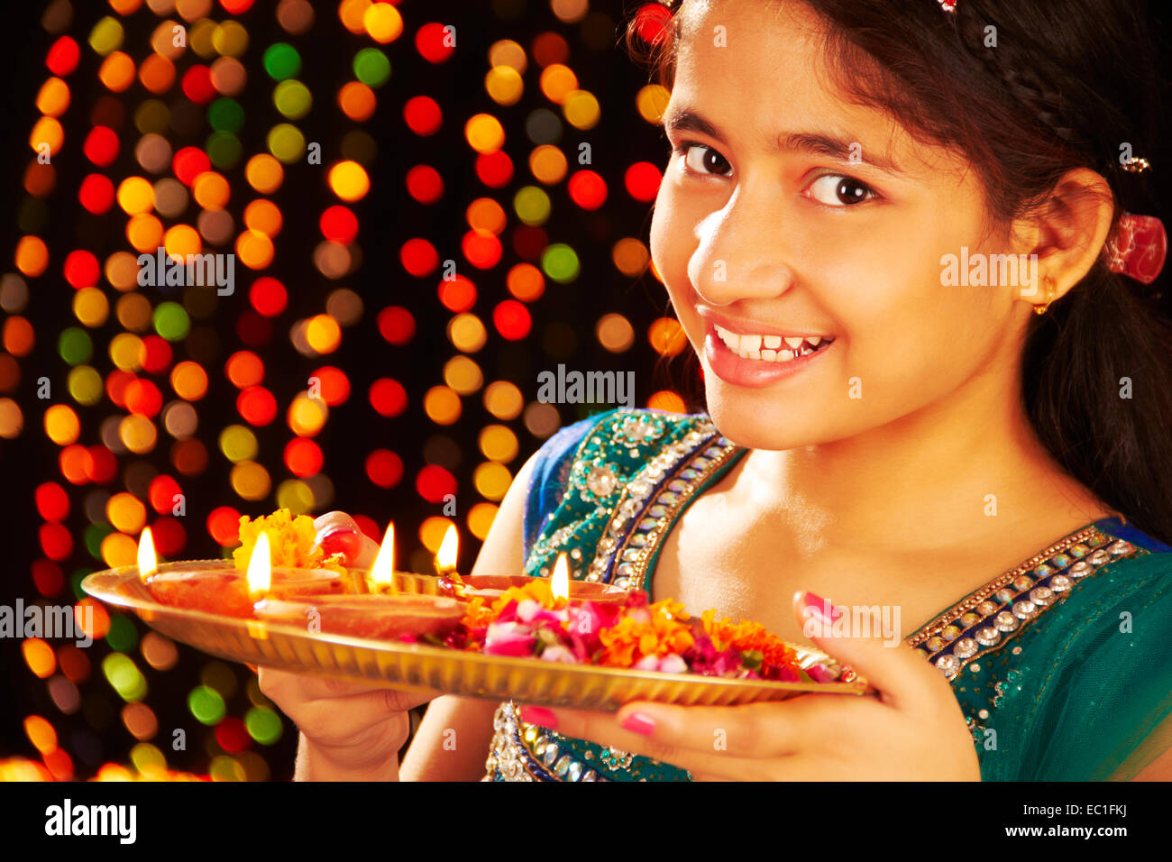 1 Indian girl Festival Diwali Diya culte thali Banque D'Images
