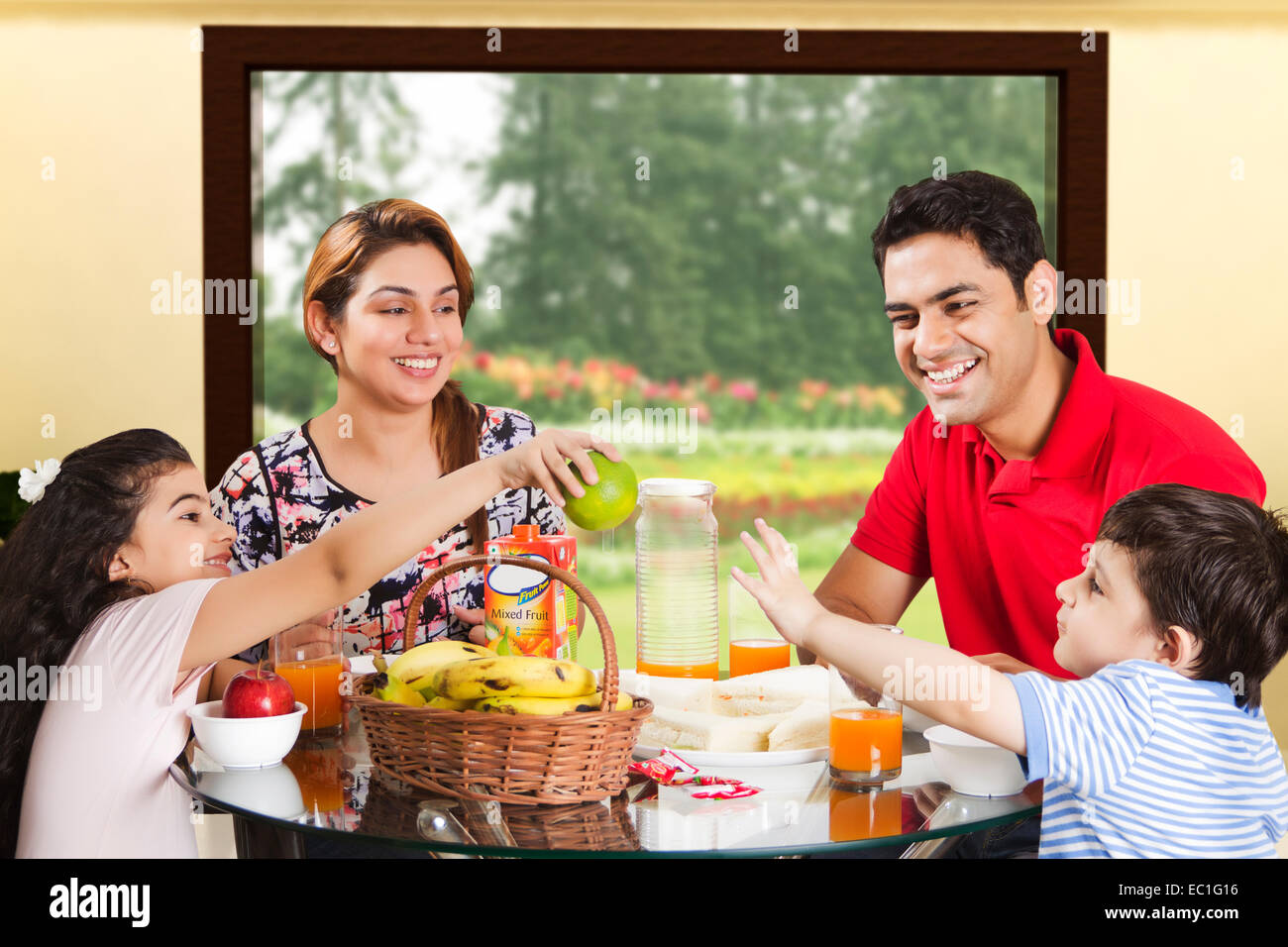 Les parents indiens avec petit-déjeuner enfant Banque D'Images