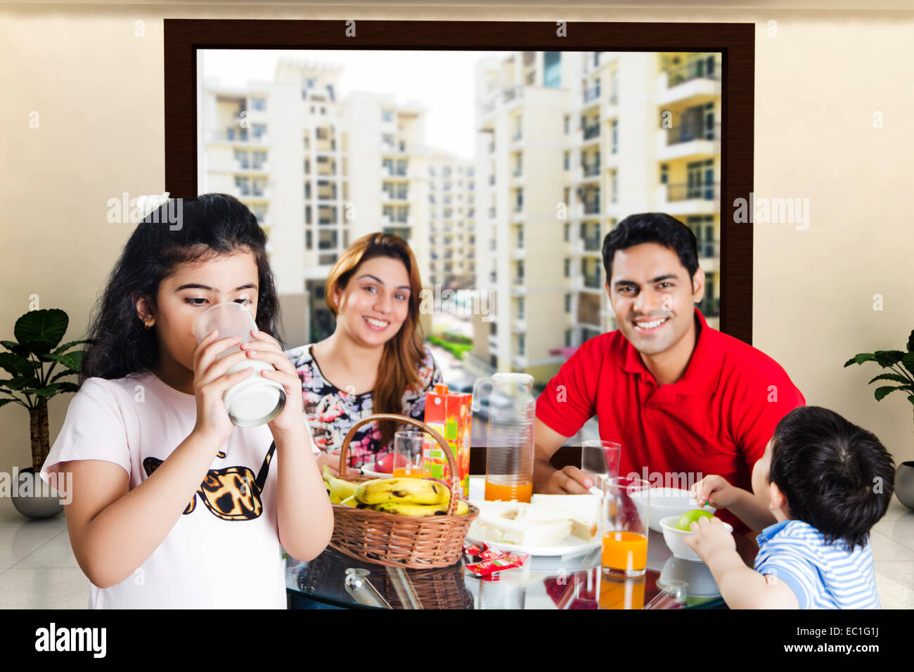 Les parents indiens avec petit-déjeuner enfant Banque D'Images