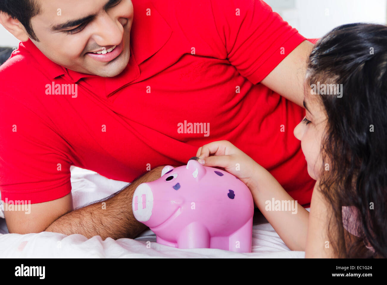 Père de l'enfant indien avec l'argent d'économie Banque D'Images