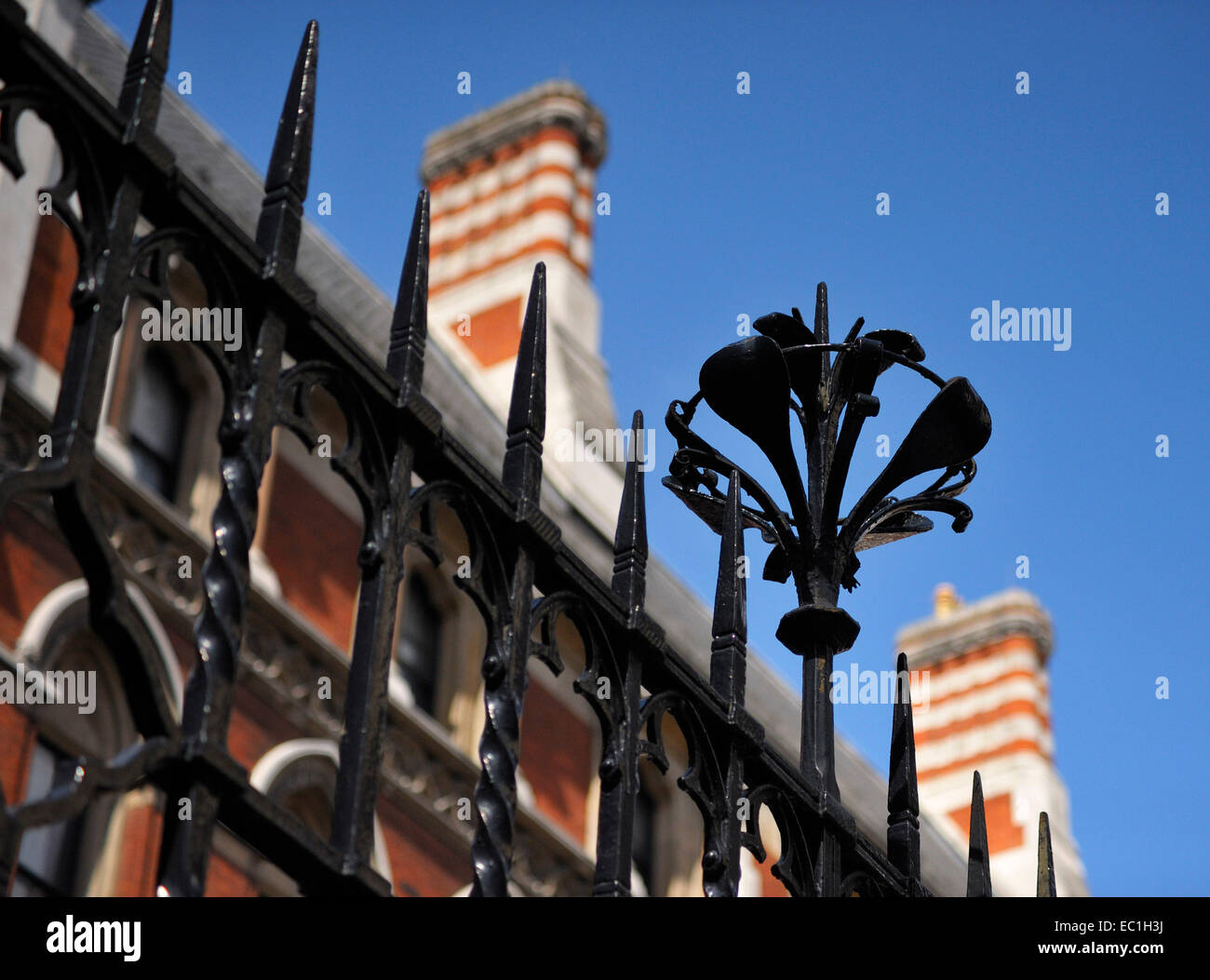 Royal Courts of Justice, l'interdiction sur les pointes en fer forgé de style victorien à la flotte , St., London. Inauguré par la reine Victoria, Banque D'Images