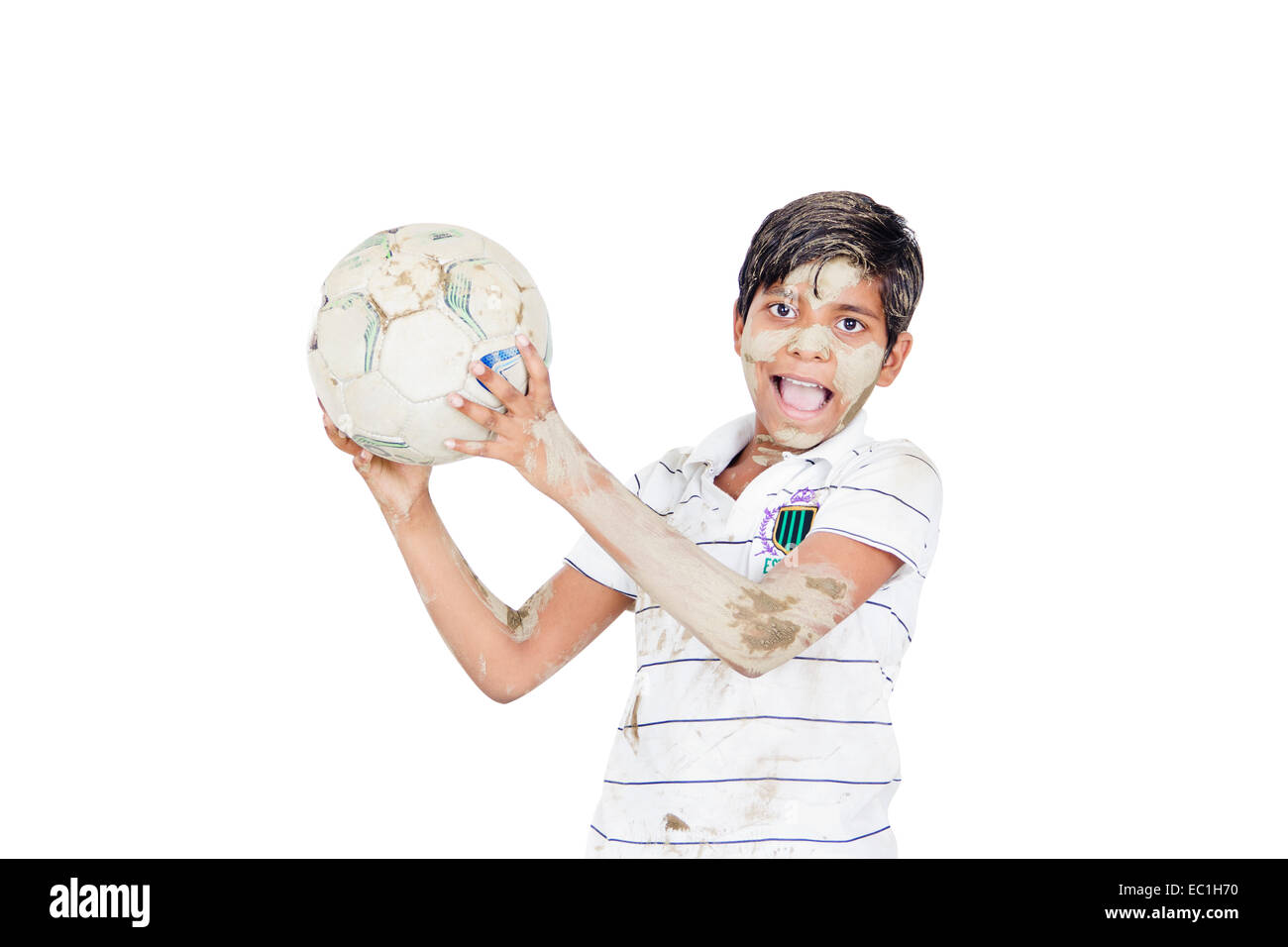 1 indan kids garçon crier à jouer au football à crier Banque D'Images