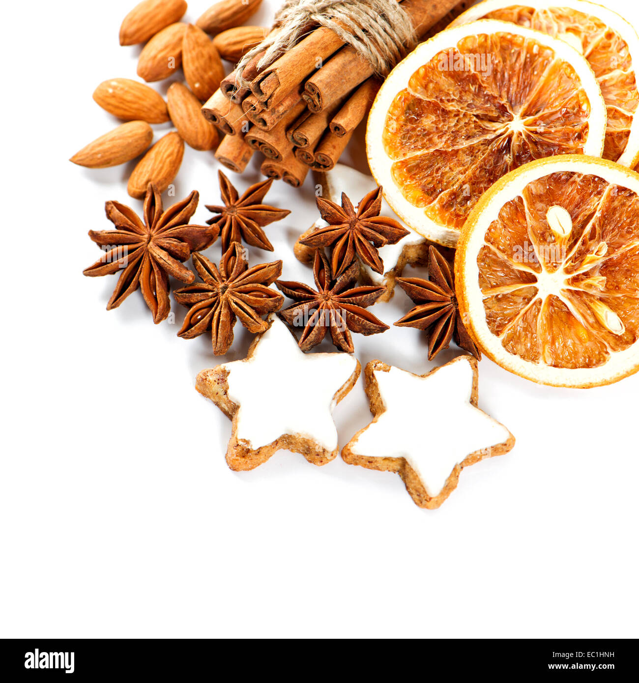 Les biscuits de Noël avec des bâtons de cannelle, d'anis étoile et les tranches d'orange séchée Banque D'Images