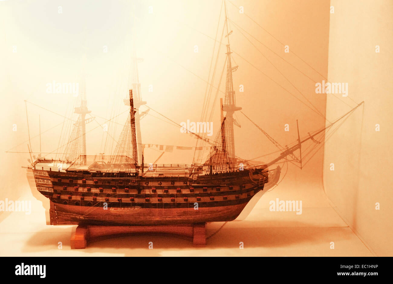 Modèle - Pepper's Ghost, un stade victorien illusion, ici de la transformation d'un navire de la marine de l'époque de Nelson dans un Banque D'Images