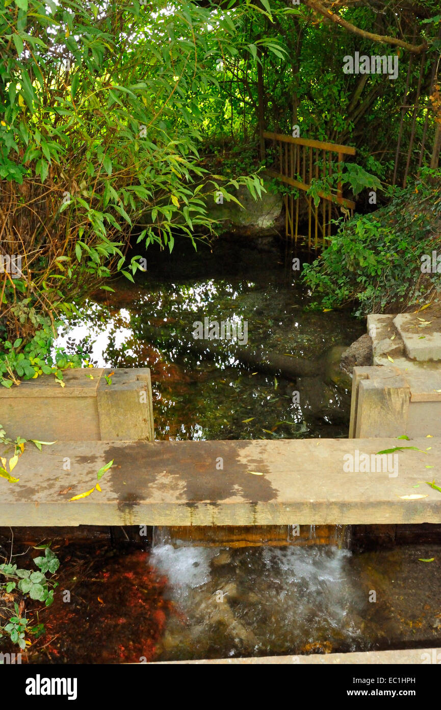 Cloisterham Weir possibilité - une petite weir sur le Holborough par marais la Medway. Le vrai site de l'assassinat de Charles Banque D'Images