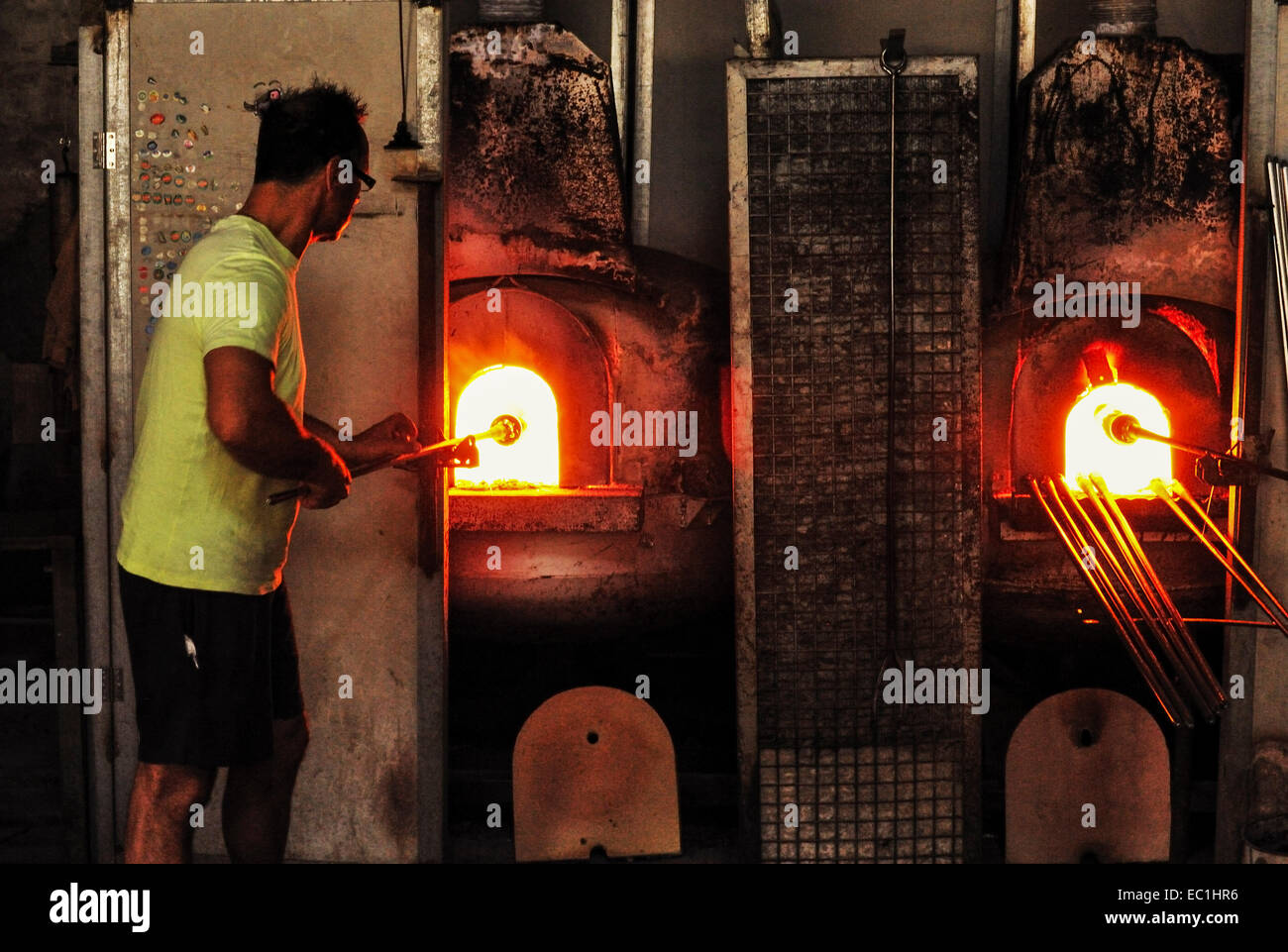 Four à verre de Murano, en verre fonderie : chauffage workman pour souffler. La réputation de Murano comme un centre spécialisé pour le verre coloré Banque D'Images