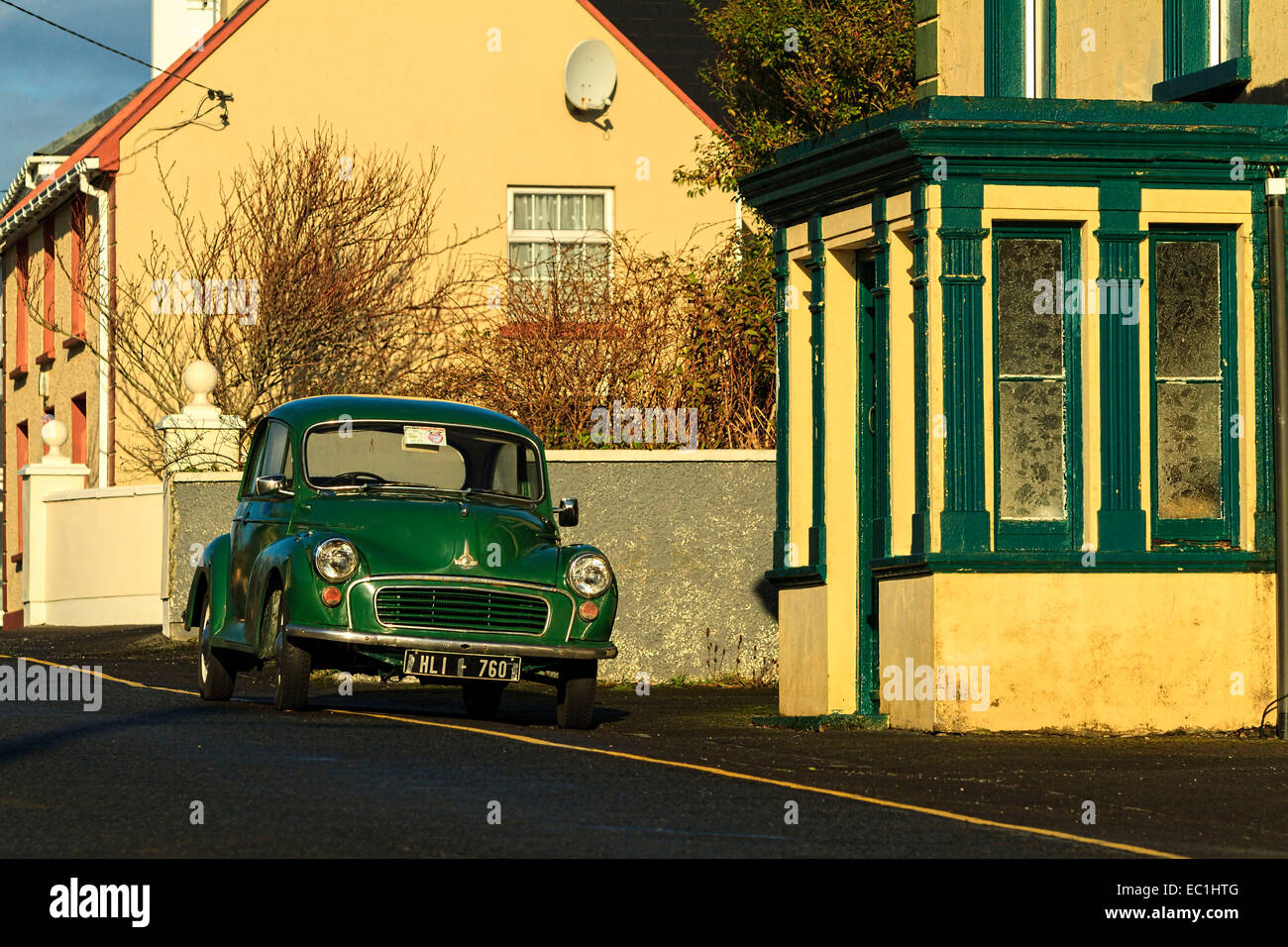 1968 Morris 1000 Antique voiture garée sur la route Banque D'Images