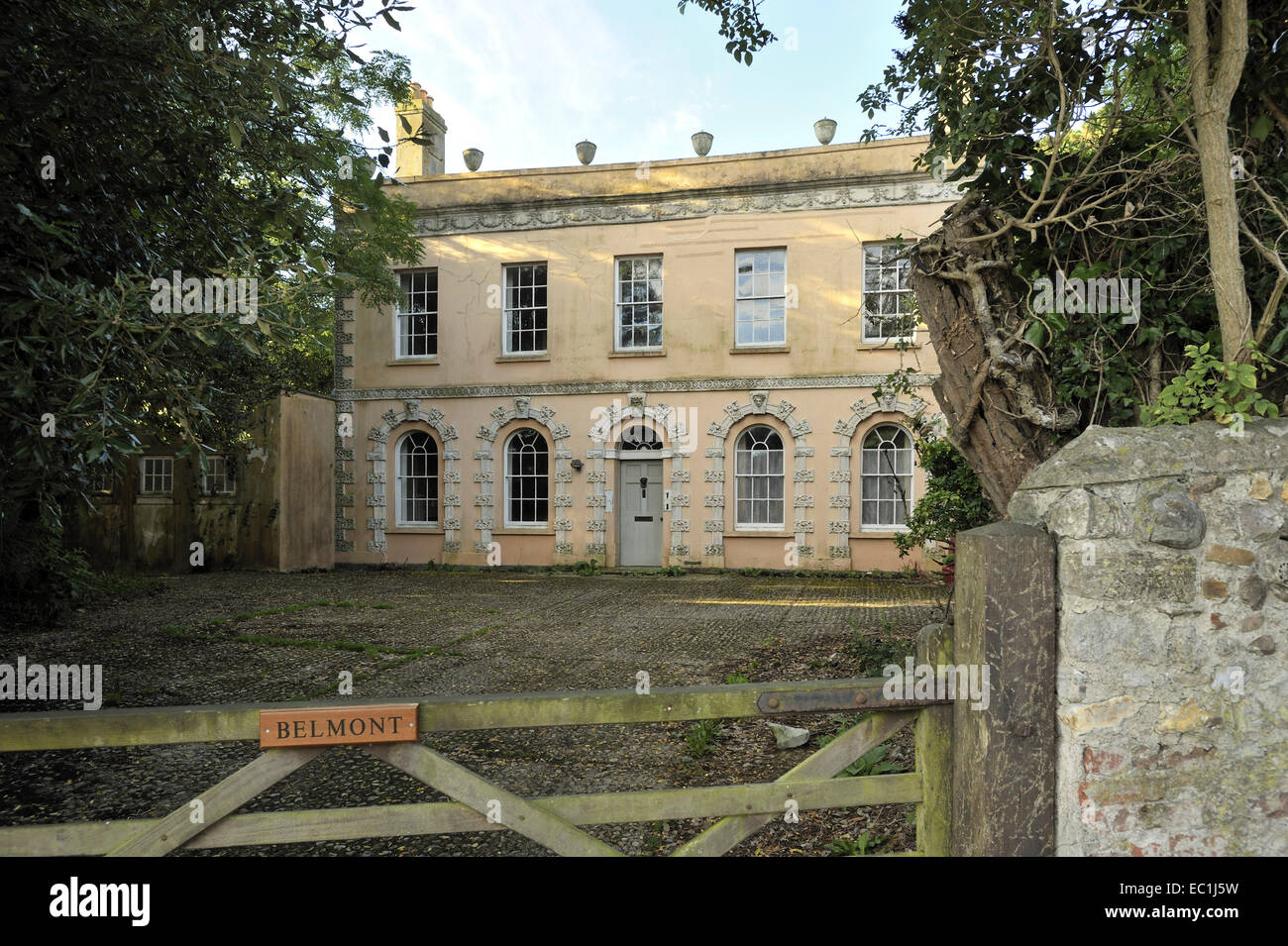 John Fowles' home, Belmont House, une maison de style Régence, Lyme Regis,West Dorset, surplombant le Cobb et le port. Sa maison de Banque D'Images