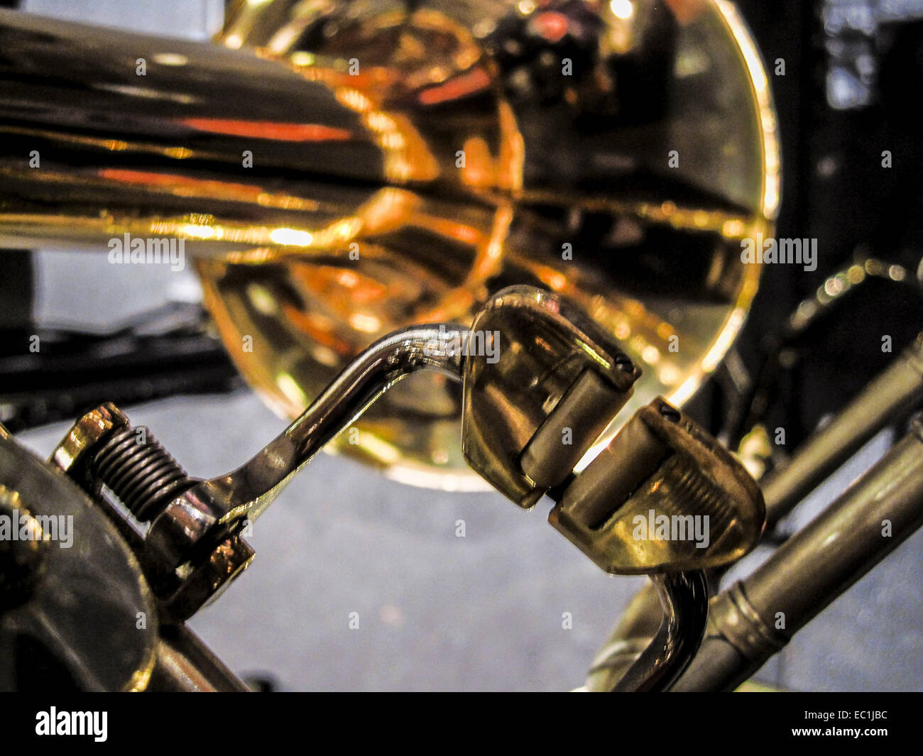 Pouce Trombone trigger sur la vanne rotative. Musique orchestrale de trombone ténor en Sib. Un trombone ténor n'a pas de soupapes ou un seul Banque D'Images