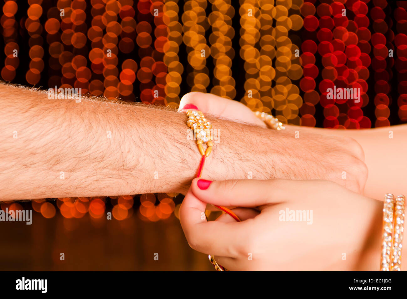 Frère et sœur indienne Raksha Bandhan Lier Raakhi Banque D'Images Frère et sœur indienne Raksha Bandhan Lier Raakhi Banque D'Images