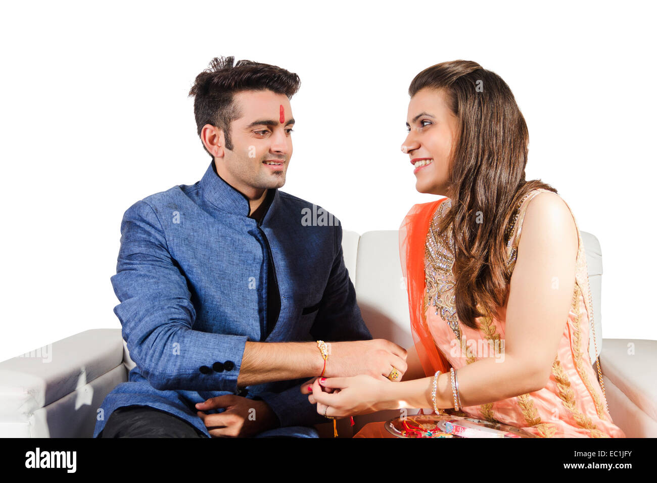 Frère et sœur indienne Raksha Bandhan Lier Raakhi Banque D'Images
