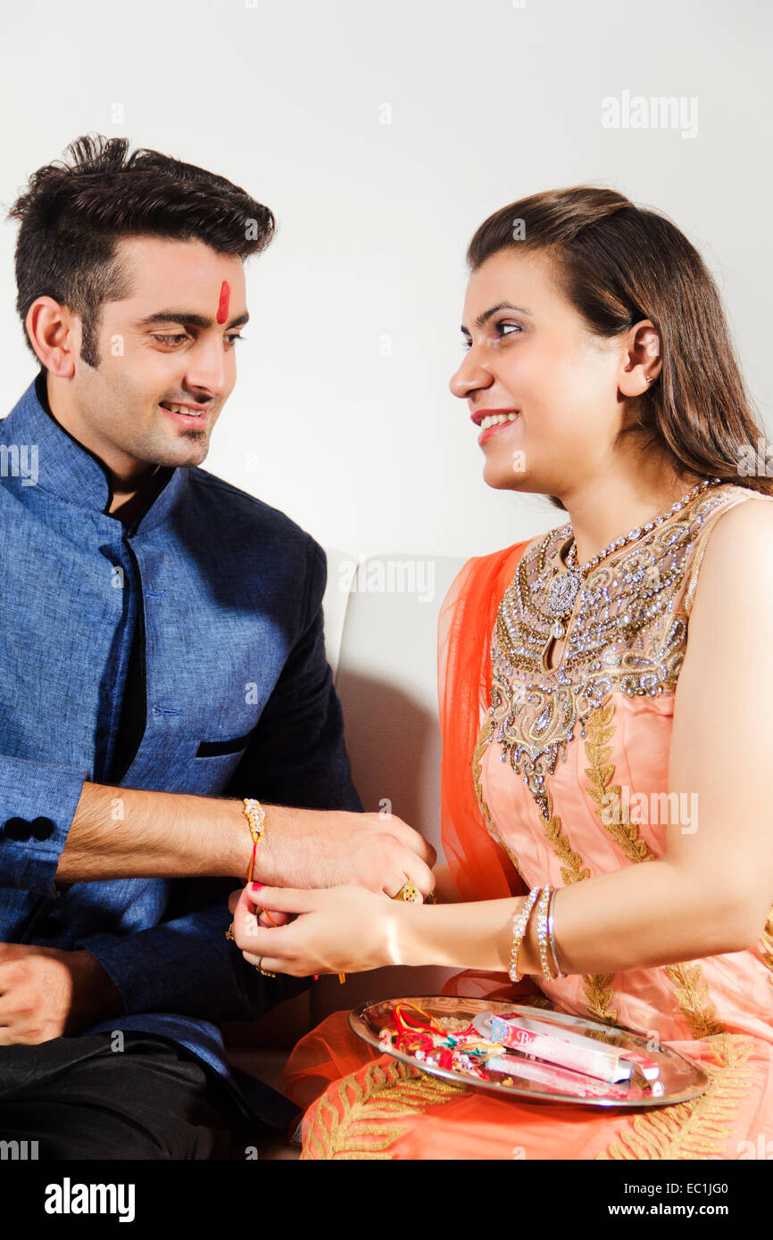 Frère et sœur indienne Raksha Bandhan Lier Raakhi Banque D'Images Frère et sœur indienne Raksha Bandhan Lier Raakhi Banque D'Images