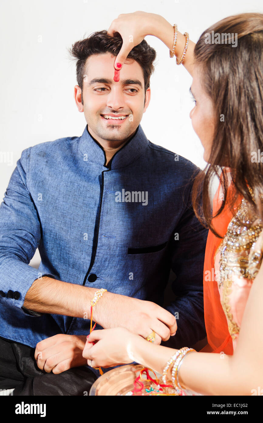 Frère et sœur indienne Festival Raksha Bandhan Front tika Banque D'Images Frère et sœur indienne Festival Raksha Bandhan Front tika Banque D'Images