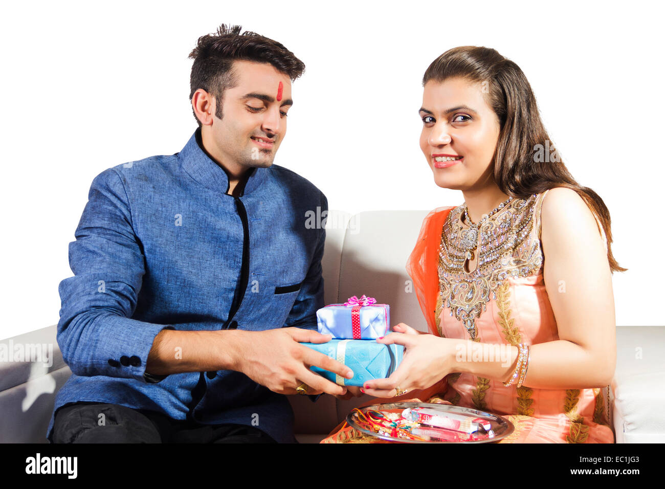 Frère et sœur indienne Raksha Bandhan giving gift Banque D'Images Frère et sœur indienne Raksha Bandhan giving gift Banque D'Images