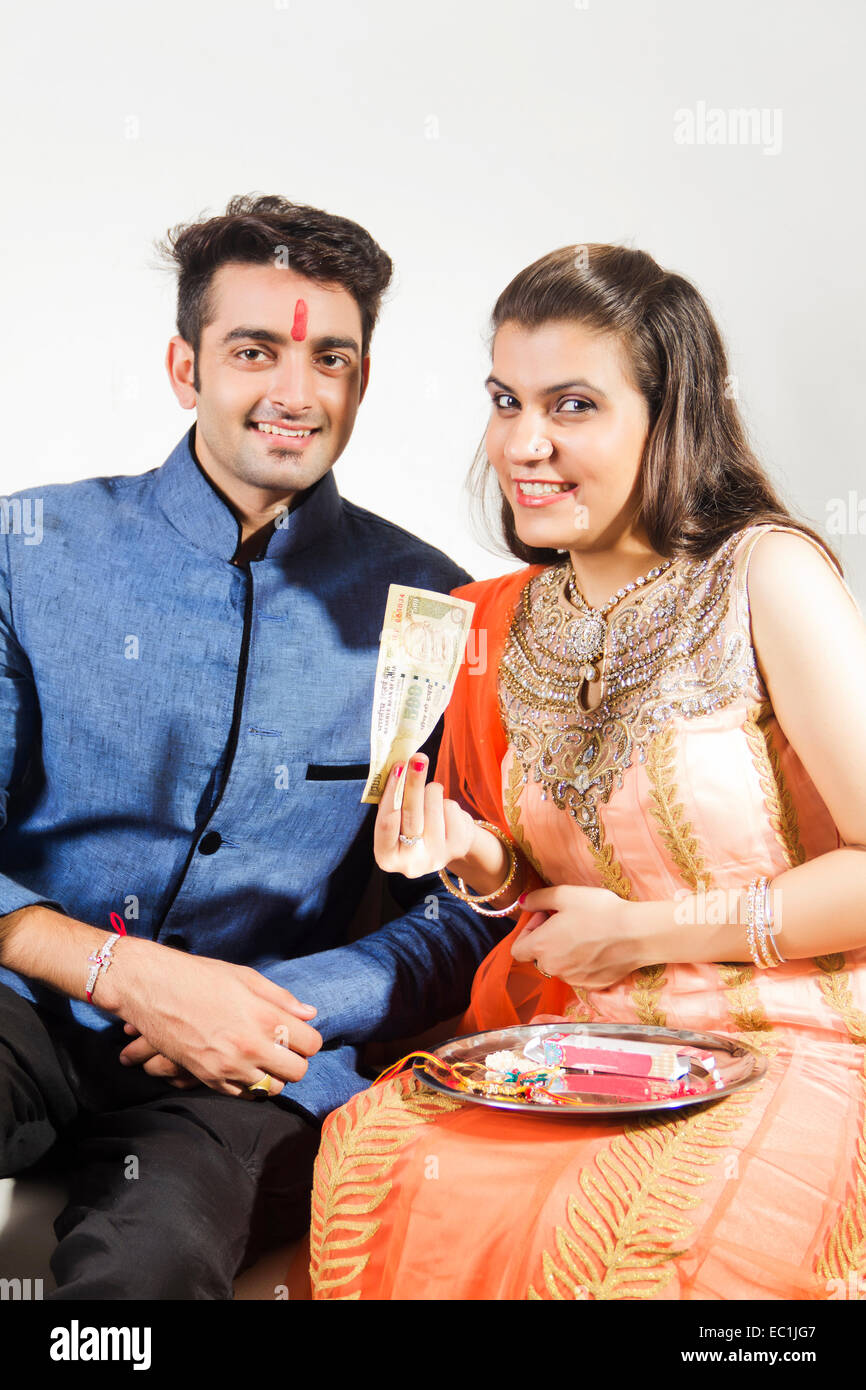 Frère et sœur indienne Raksha Bandhan donner de l'argent Banque D'Images Frère et sœur indienne Raksha Bandhan donner de l'argent Banque D'Images