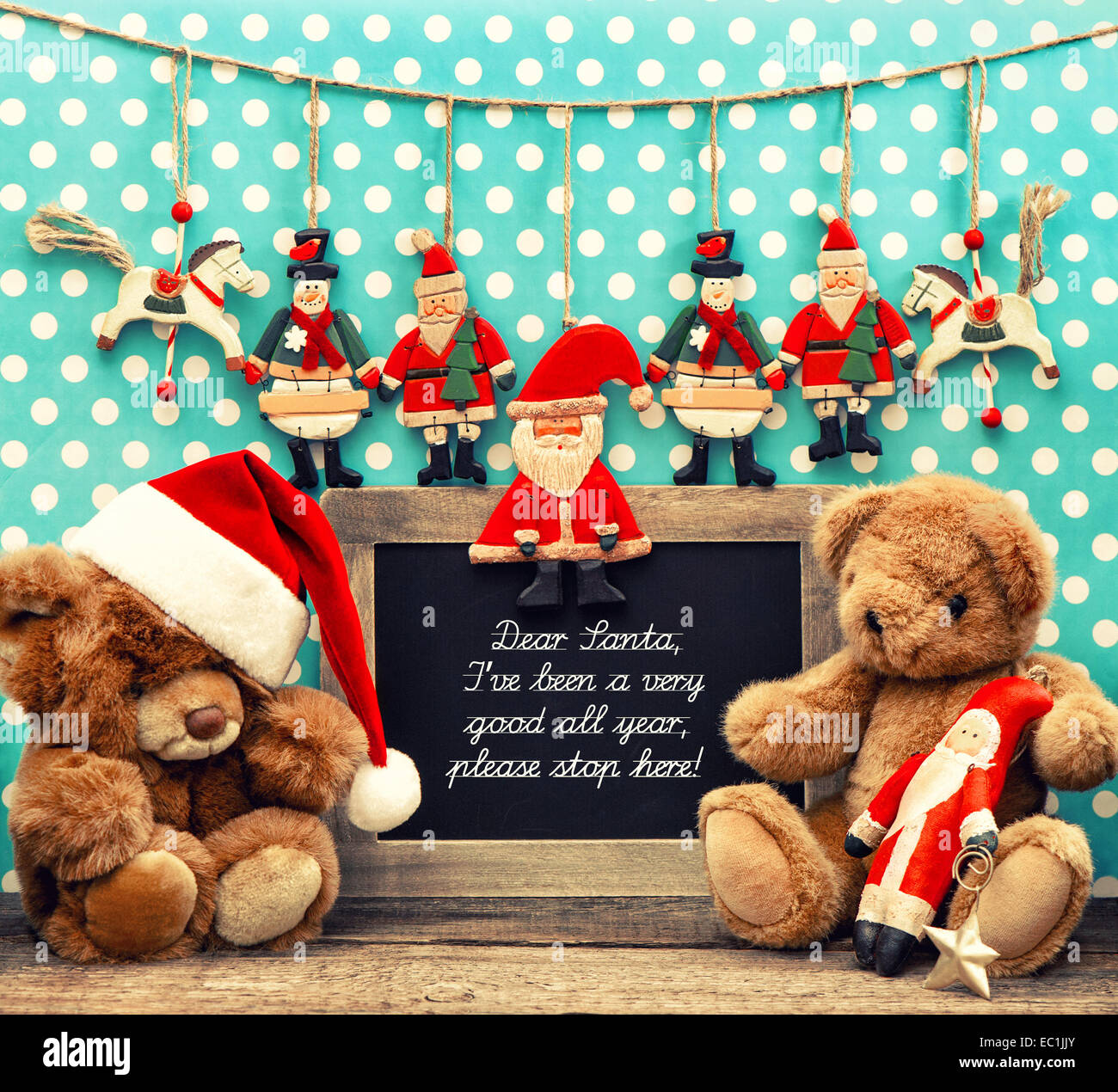 Accueil nostalgique avec décoration de Noël jouets anciens. tableau noir avec l'exemple de texte Cher Père Noël. retro toned photo Banque D'Images