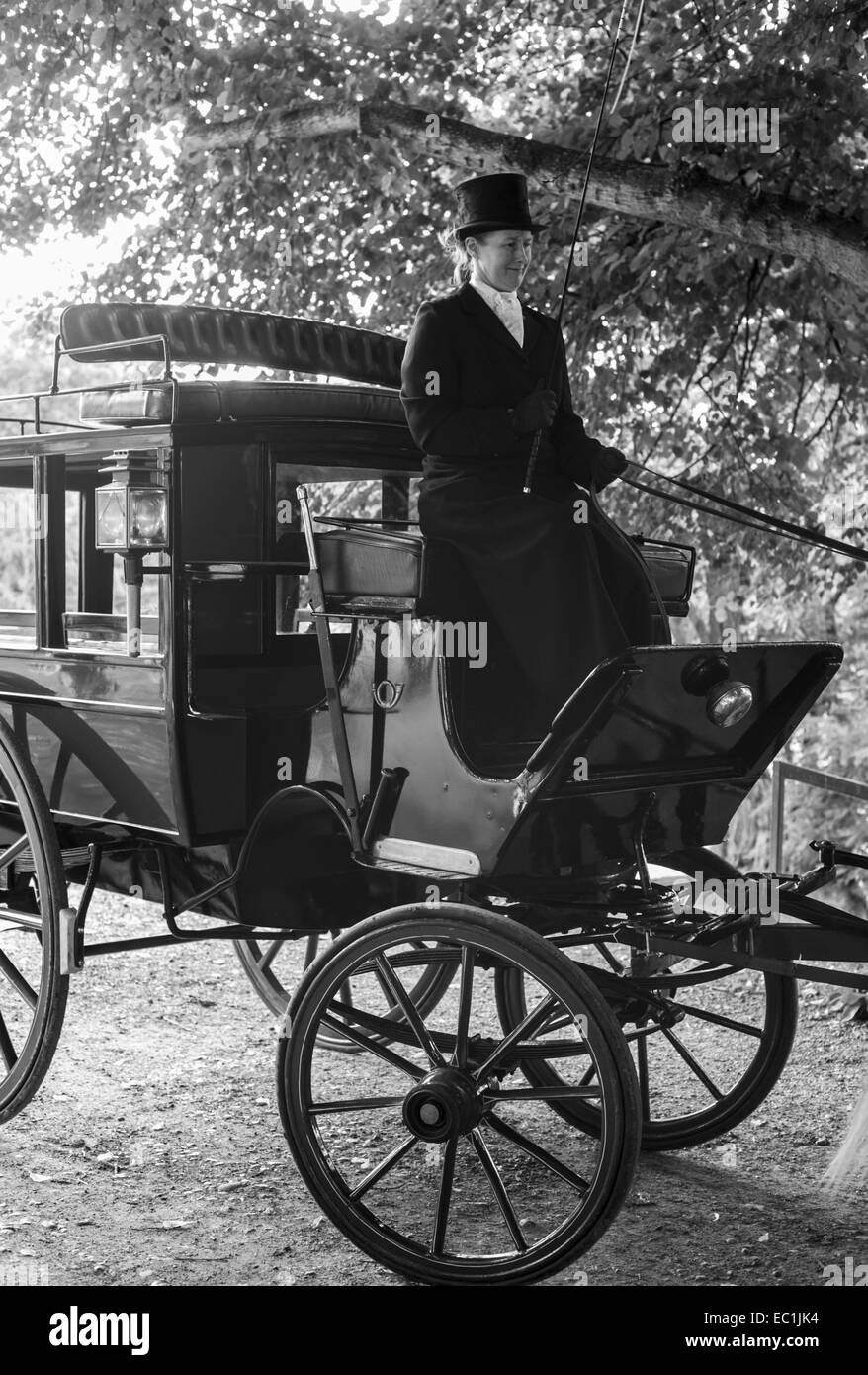 L'entraîneur de l'époque victorienne, avec chauffeur à top hat, holding rênes. Banque D'Images