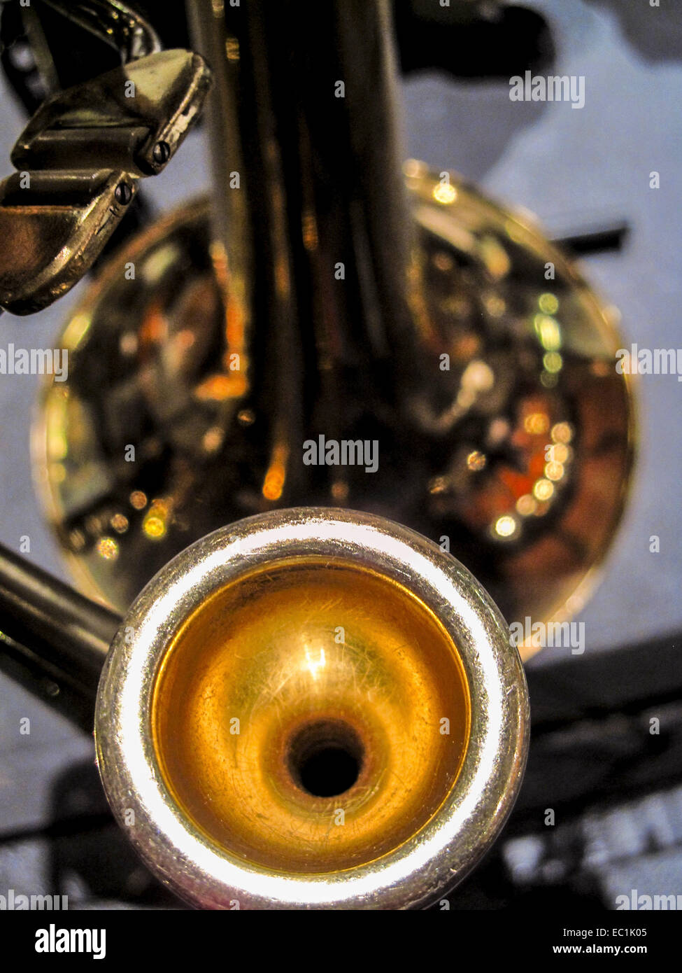 Embout, trombone ténor en Sib, à bouton de contrôle de déclenchement soupape rotative. Ce déclencheur gouttes le réglage vers le bas pour un F. Si Banque D'Images