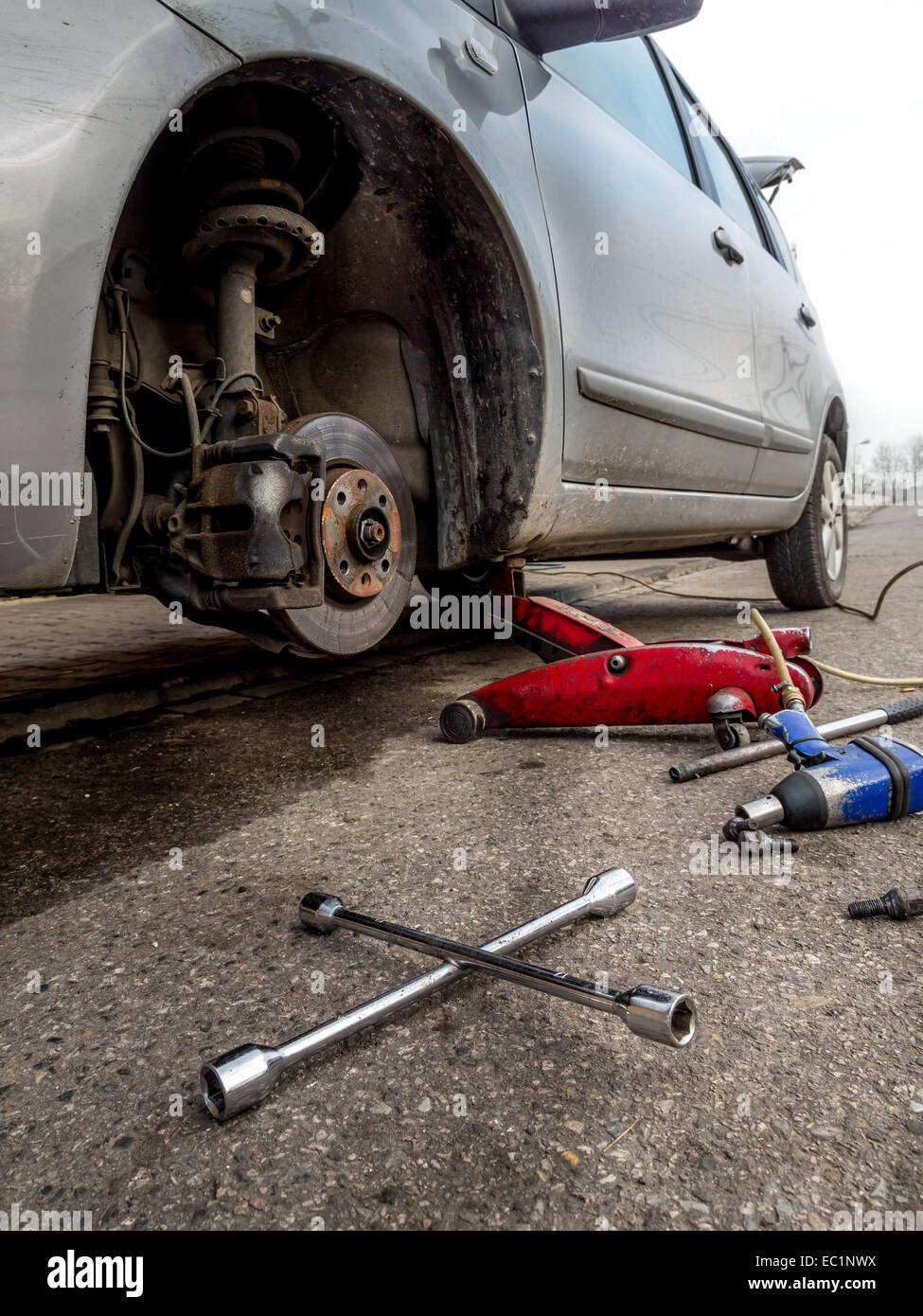 Voiture de tourisme au levage avec pneu déposé avant Banque D'Images