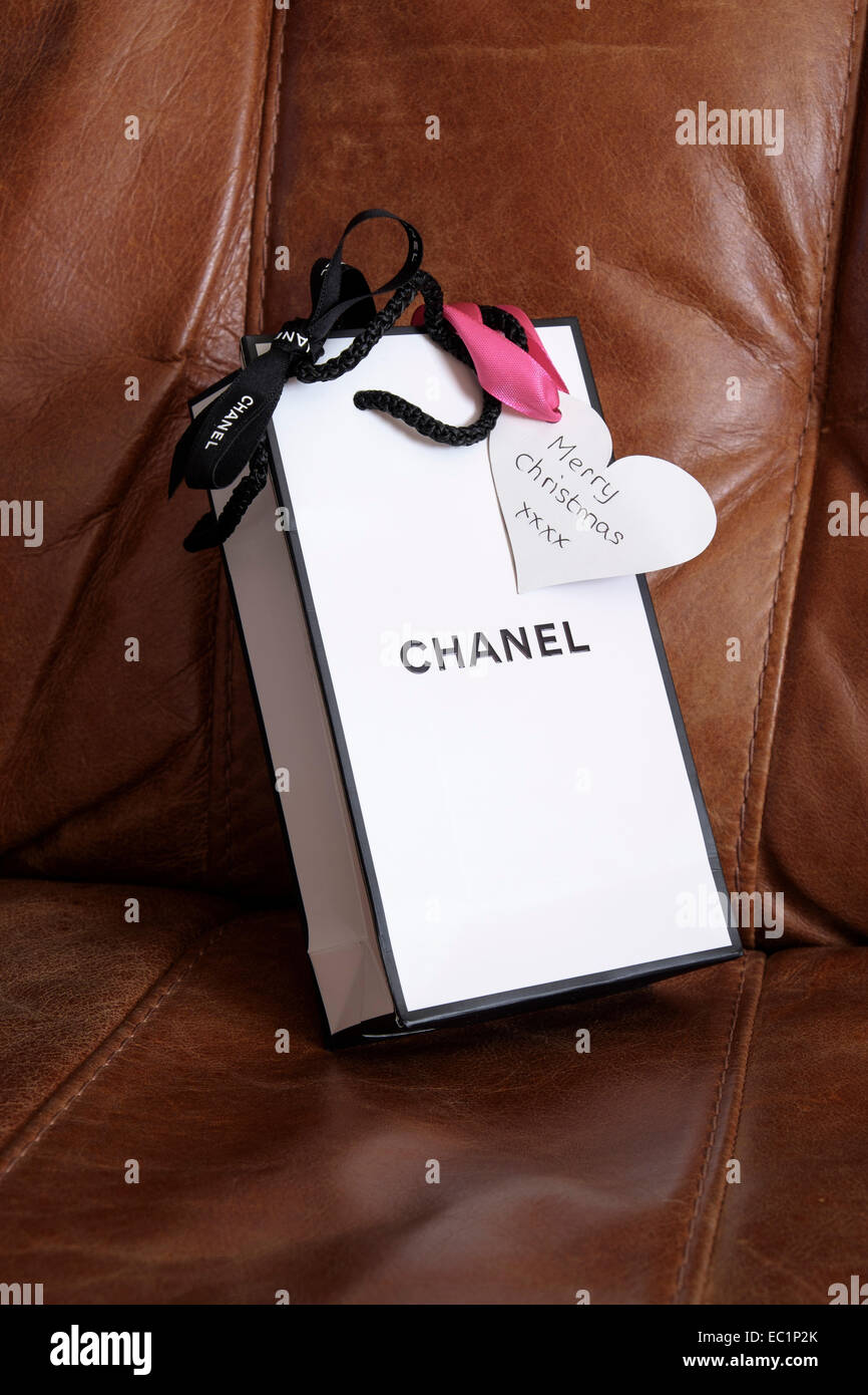 Noir et blanc parfum Chanel sac cadeau enveloppé portant sur un fauteuil en  cuir brun Photo Stock - Alamy