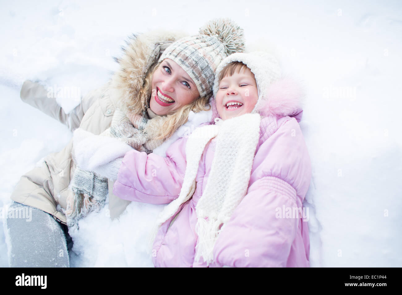 Heureuse mère et l'enfant s'amuser dans la neige en hiver piscine Banque D'Images