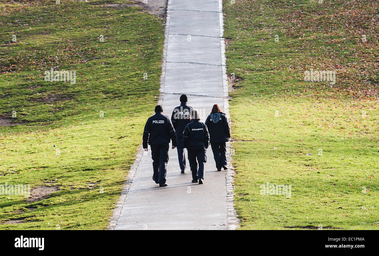 Berlin, Allemagne. Le 08 mai 2014. Une patrouille double d'agents de police et agents de réglementation promenade par Gorlitzer Park à Berlin, Allemagne, 08 décembre 2014. Le parc dans le quartier de Kreuzberg a été à l'attention du public pendant une longue période en raison du grand nombre de trafiquants de drogue. La police a réagi ont accru leur surveillance. Les membres du comité pour les affaires internes à la ville de Berlin Le Parlement a abordé le thème d'aujourd'hui. Goerlitzer Park. Dpa : Crédit photo alliance/Alamy Live News Banque D'Images