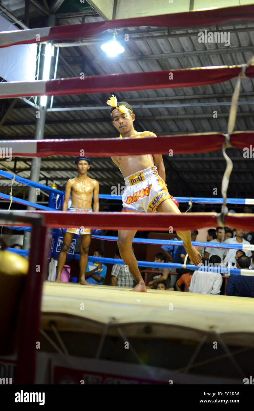 Le Muay Thai fighter complète le Wai khru au rituel de début d'un combat de boxe Thaï, Lumpinee Stadium, Bangkok, Thaïlande Banque D'Images